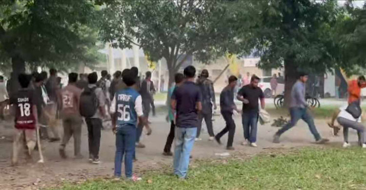 রাবিতে খেলায় ‘স্লেজিংকে’ কেন্দ্র করে সংঘর্ষ, শিক্ষক-সাংবাদিকসহ আহত ১০