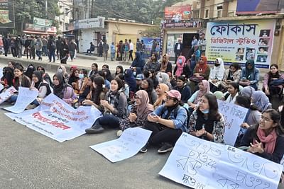 প্রশাসনের আশ্বাসে ৪ ঘণ্টা পর মহাসড়ক ছাড়লেন রুয়েটের শিক্ষার্থীরা