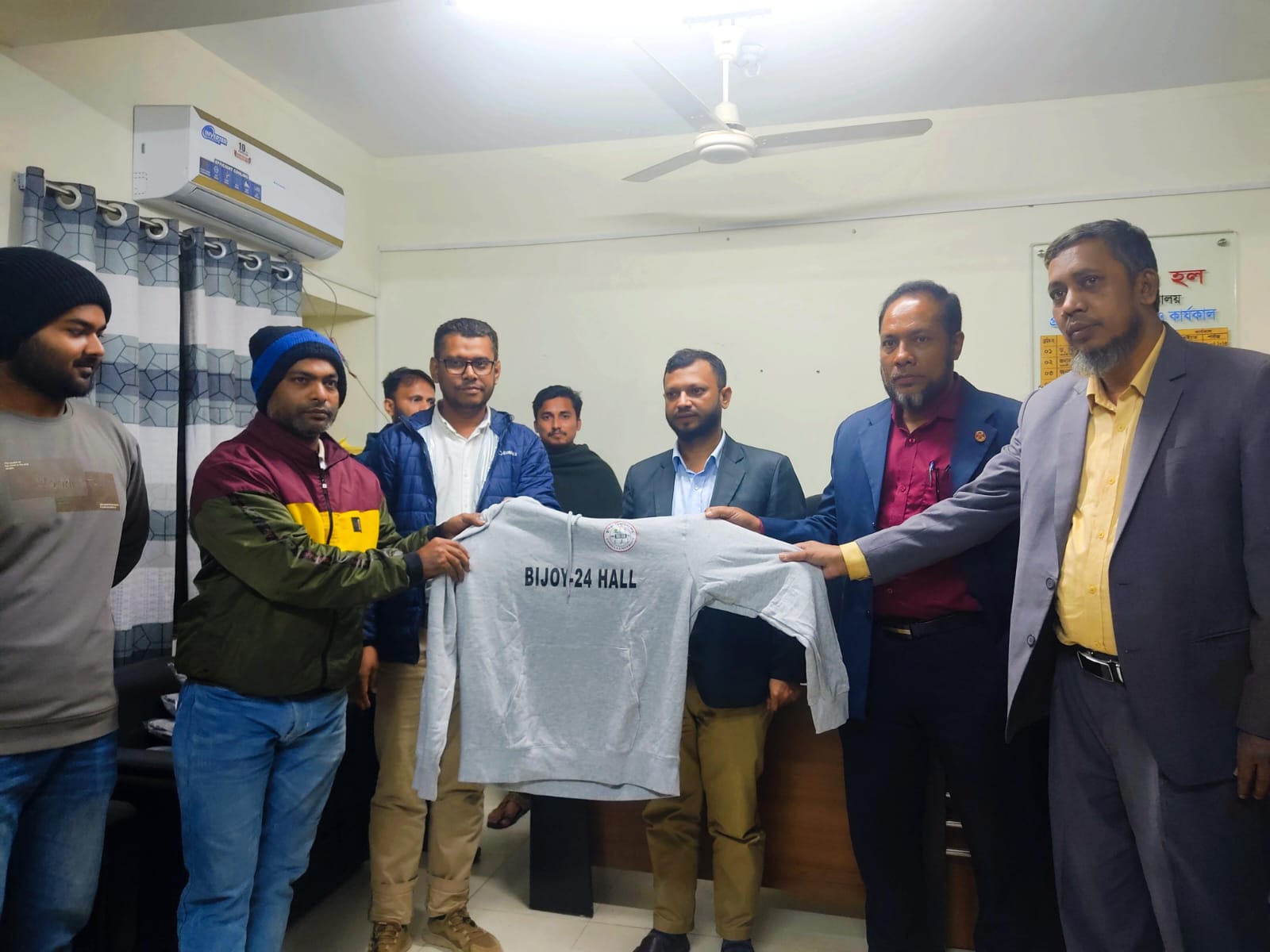 বিজয় ২৪ হলের পক্ষ থেকে হল কর্মচারীদের মাঝে শীতবস্ত্র বিতরণ