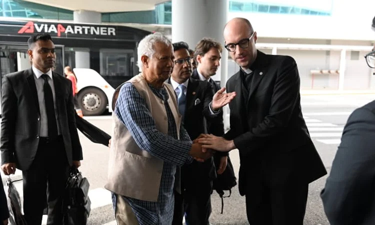 প্রধান উপদেষ্টা রোমে পৌঁছেছেন