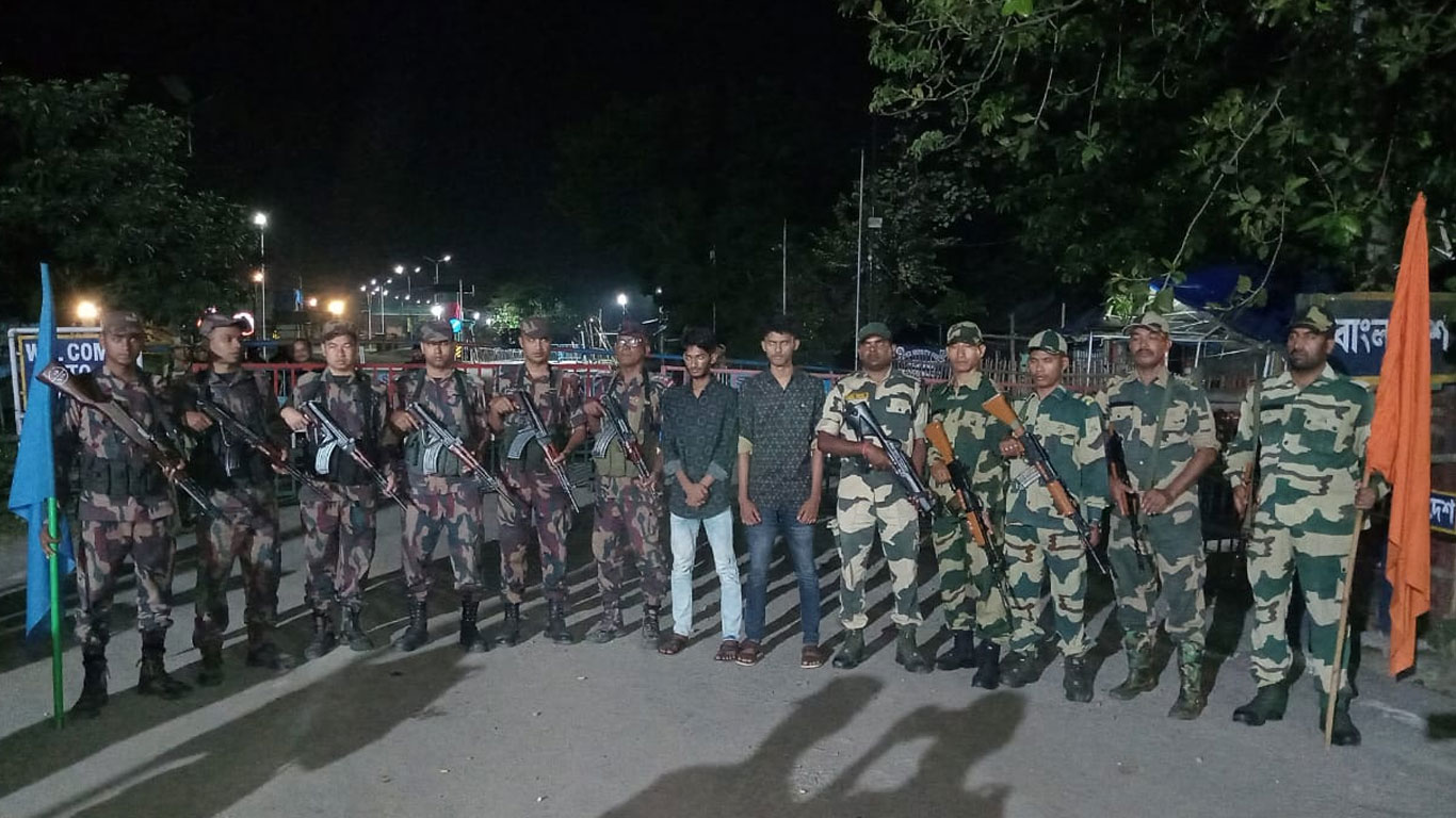 ধরে নেওয়ার ৮ ঘণ্টা পর দুই বাংলাদেশিকে ফেরত দিয়েছে বিএসএফ