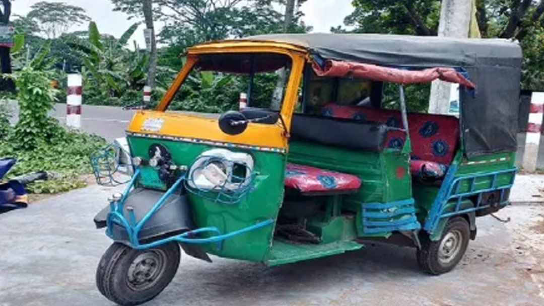 ঝালকাঠিতে মাহিন্দ্রার ধাক্কায় অটোরিকশা খাদে, নিহত ২