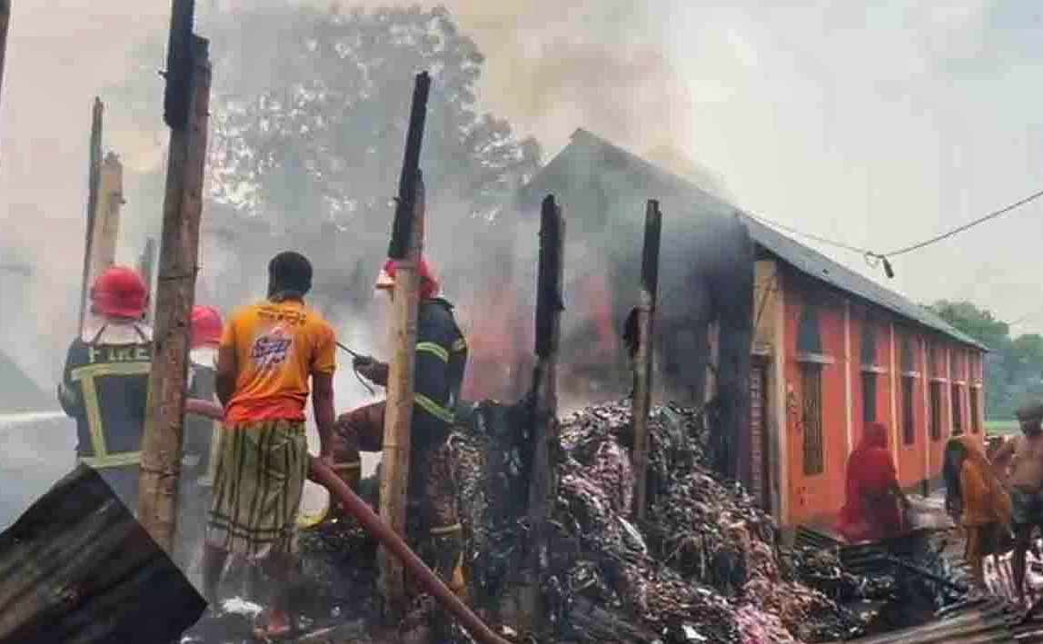 গাজীপুরে ঝুটের গুদামে আগুন, আড়াই ঘণ্টা পর নিয়ন্ত্রণে