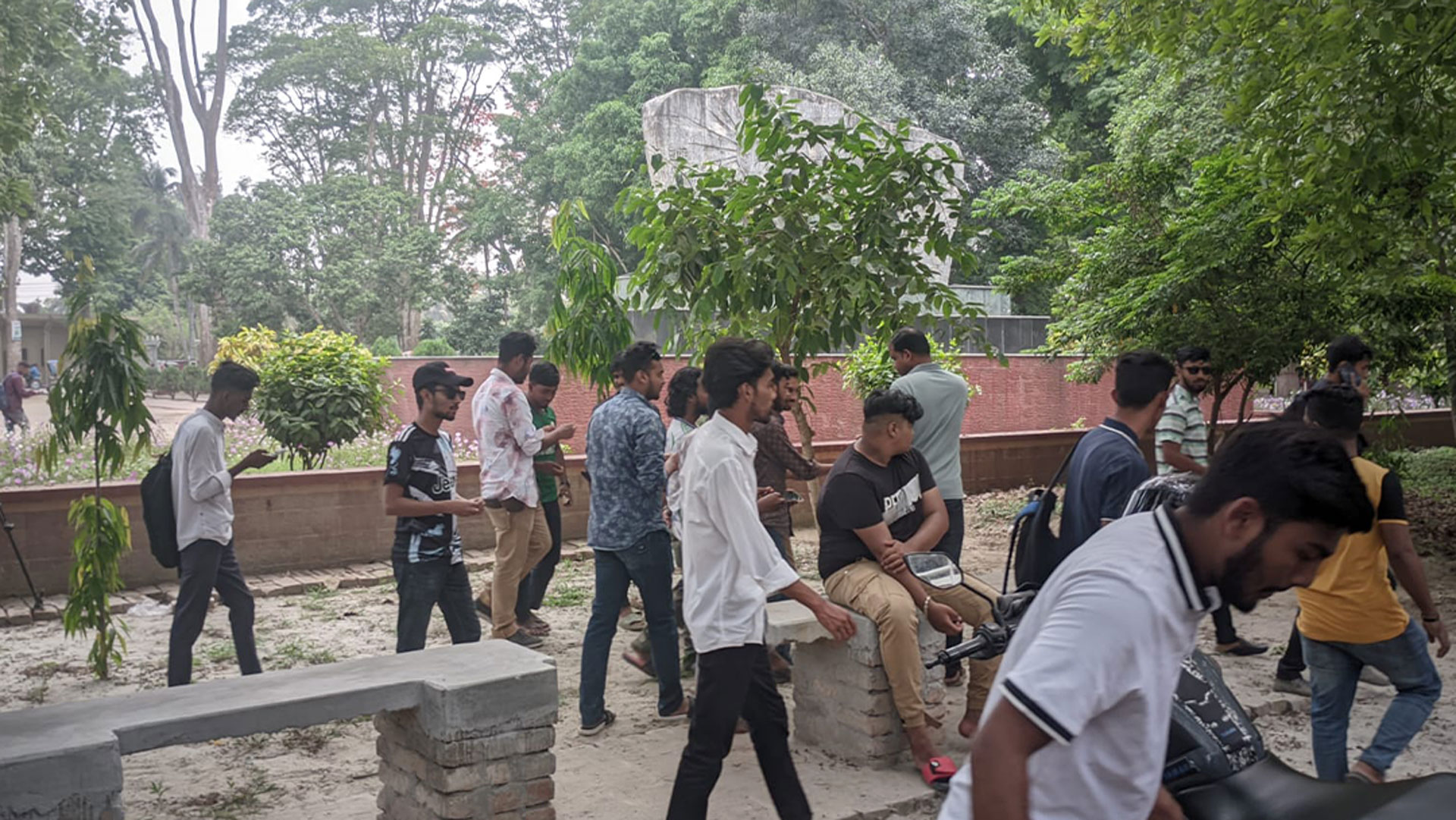 রাবিতে ‘বহিরাগতদের’ দিয়ে ছাত্রদলের বিক্ষোভ মিছিল, সাইকেল চুরির অভিযোগ