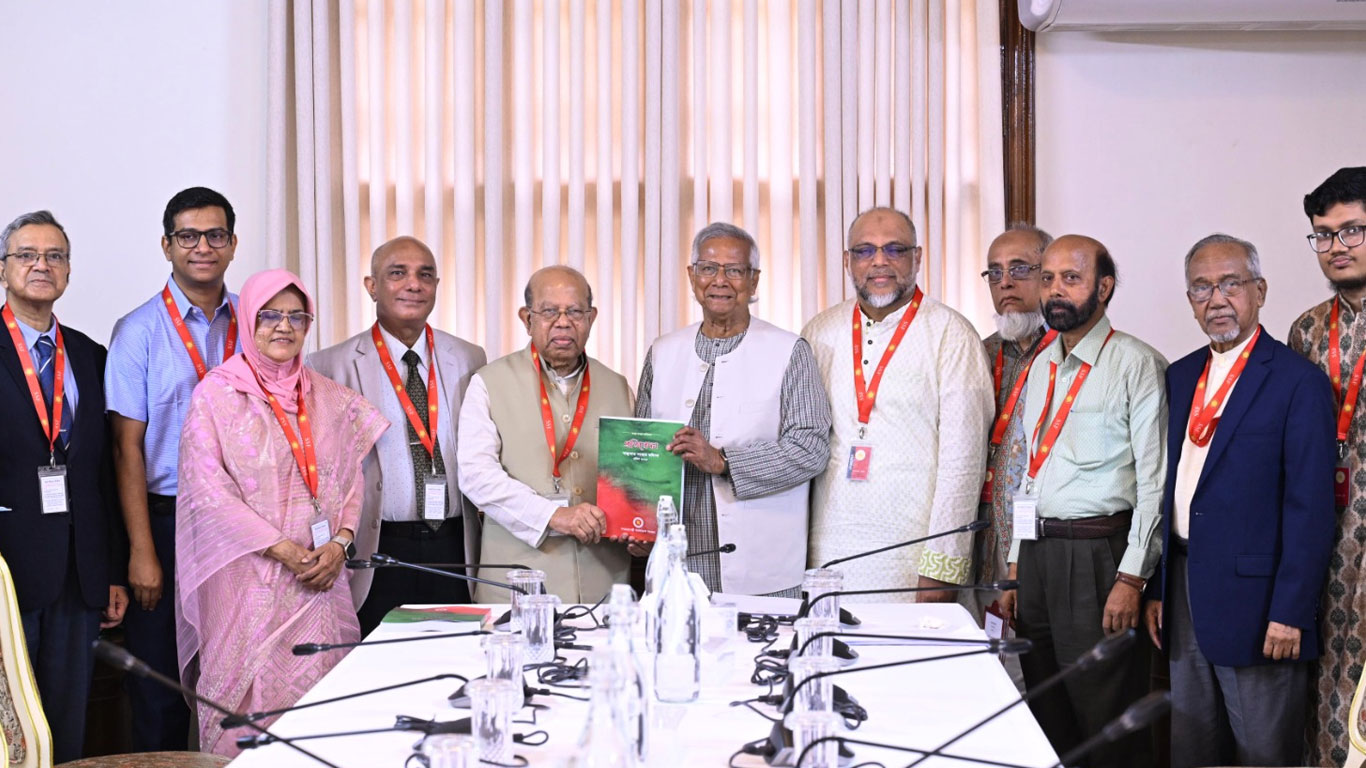 প্রধান উপদেষ্টার কাছে স্বাস্থ্যখাত সংস্কার কমিশনের প্রতিবেদন জমা
