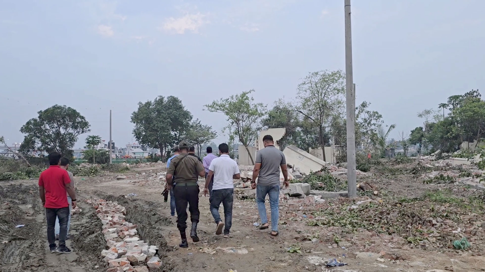নারায়ণগঞ্জে ভাঙচুরের পর এবার বুল ড্রোজার দিয়ে ভাঙা হলো ২০ ঘর