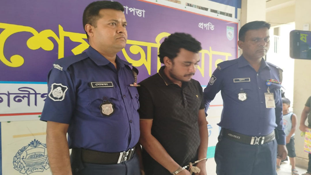 ‘ডিসি-এসপি সেজে লাখ লাখ টাকা হাতিয়ে নিতেন তিনি’, অবশেষে গ্রেপ্তার