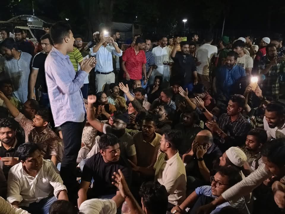 আ. লীগের বিচার ও নিষিদ্ধের দাবিতে যমুনার সামনে এনসিপির অবস্থান 