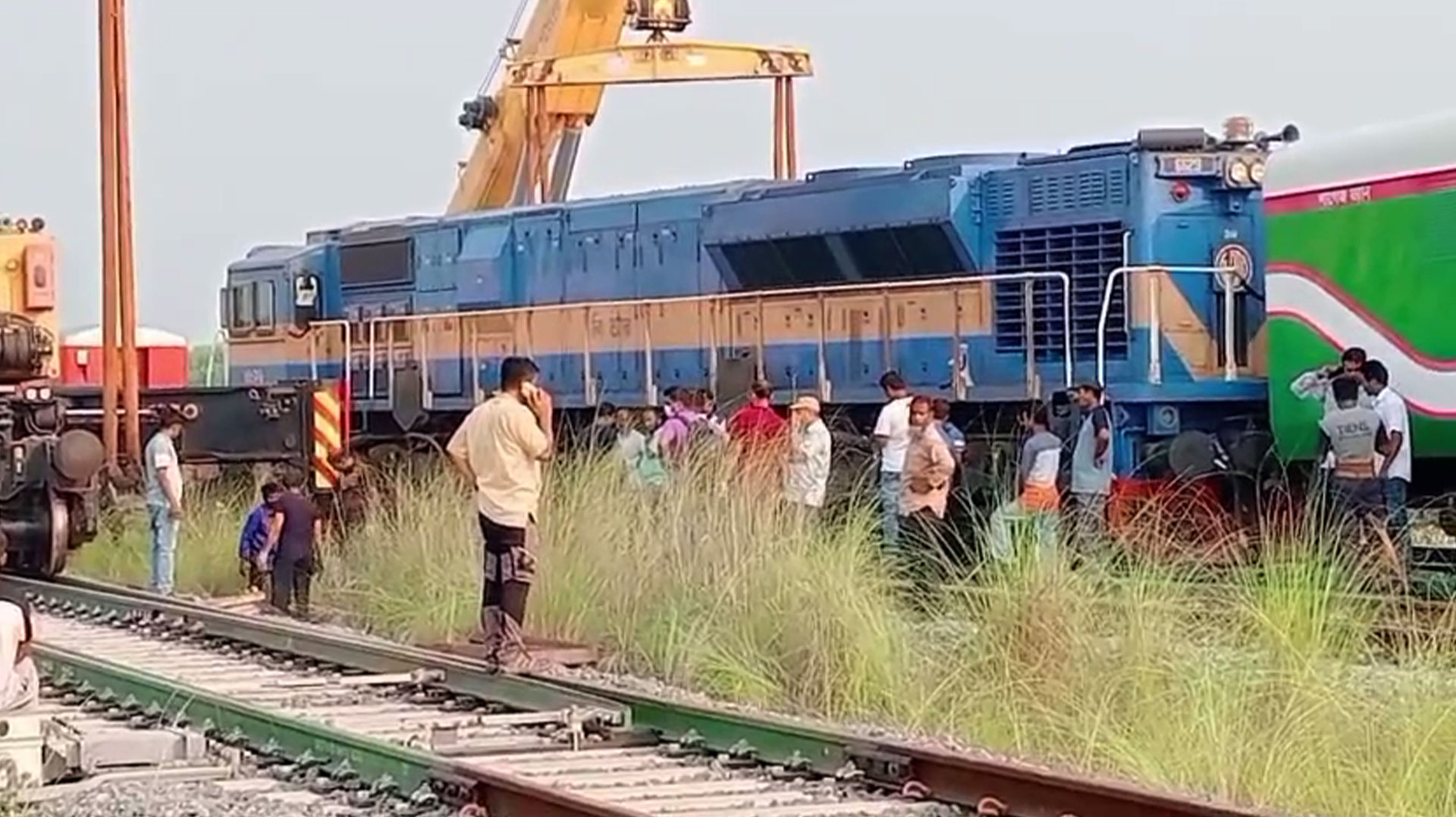 লাইনচ্যুতের পর ১২ ঘণ্টা ধরে বন্ধ দক্ষিণাঞ্চলের ট্রেন চলাচল, পয়েন্টসম্যান বরখাস্ত