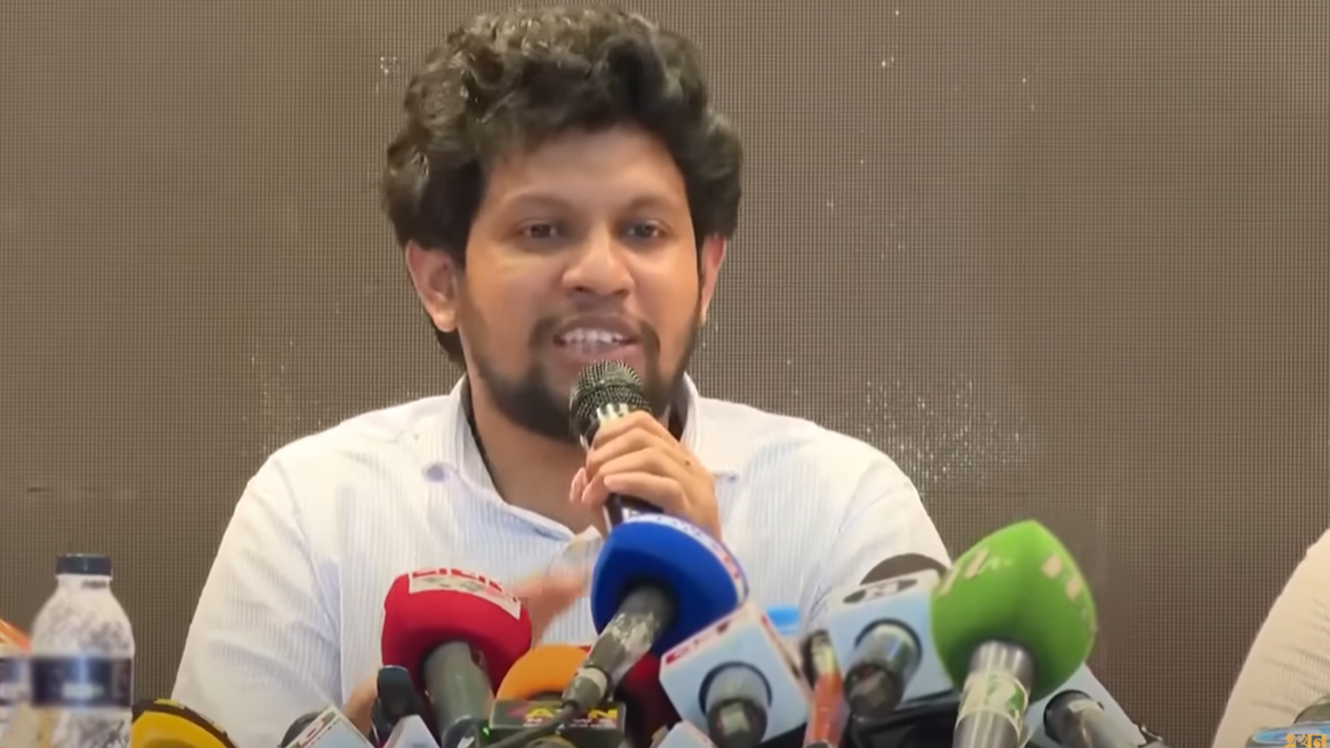 আ. লীগের কার্যক্রম নিষিদ্ধ হলো, কিন্তু লড়াই এখনো বাকি: উপদেষ্টা মাহফুজ
