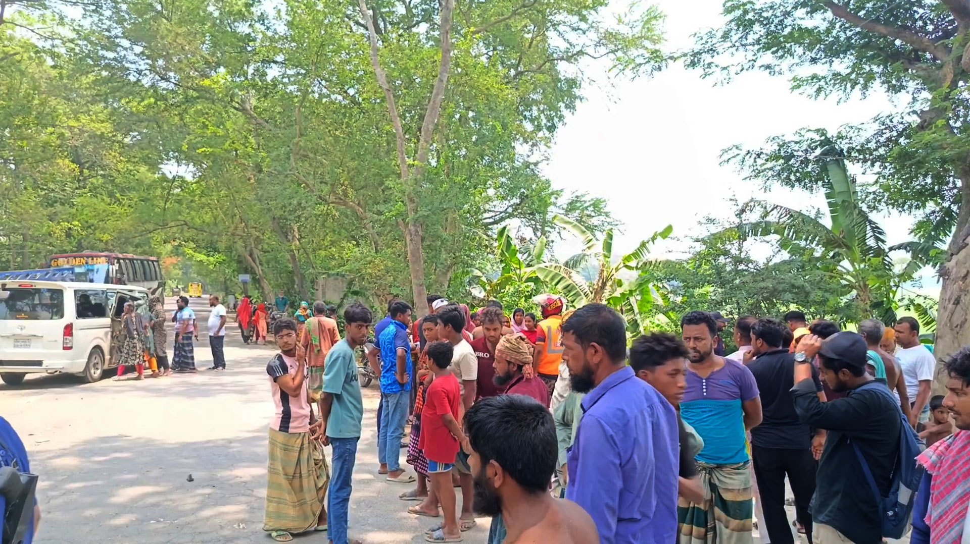ফরিদপুরে ট্রাক-মাইক্রোবাসের মুখোমুখি সংঘর্ষে প্রাণ গেল নারীর, আহত ২
