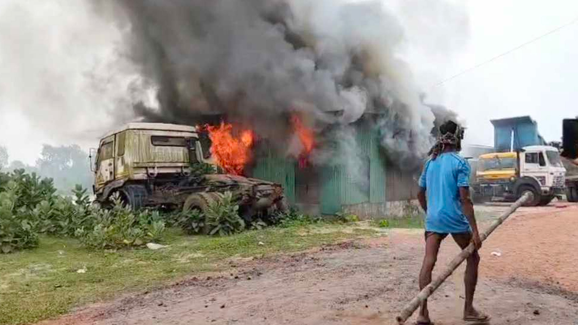 পটুয়াখালীতে বিএনপির দুই গ্রুপের সংঘর্ষ, ব্যবসাপ্রতিষ্ঠান-গাড়িতে অগ্নিসংযোগ