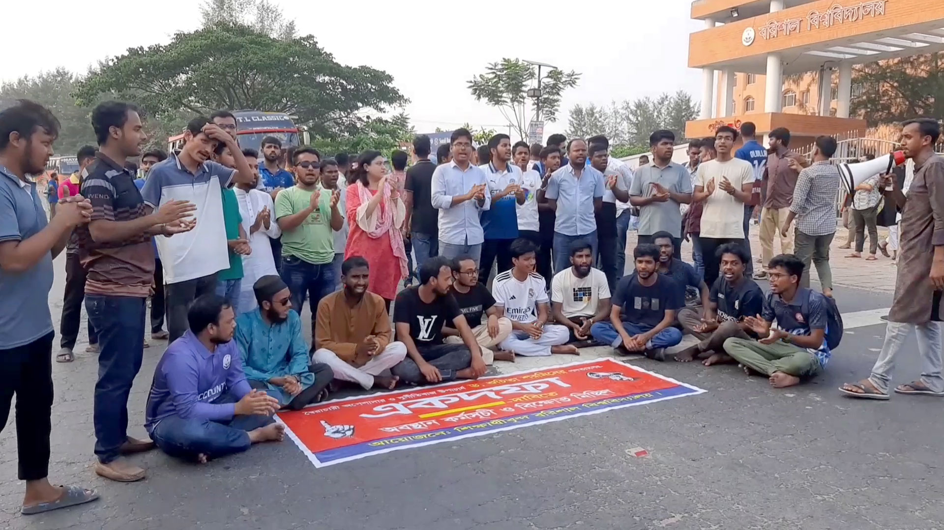 ববি উপাচার্যের অপসারণের দাবিতে অনশনের পাশাপাশি মহাসড়ক অবরোধ