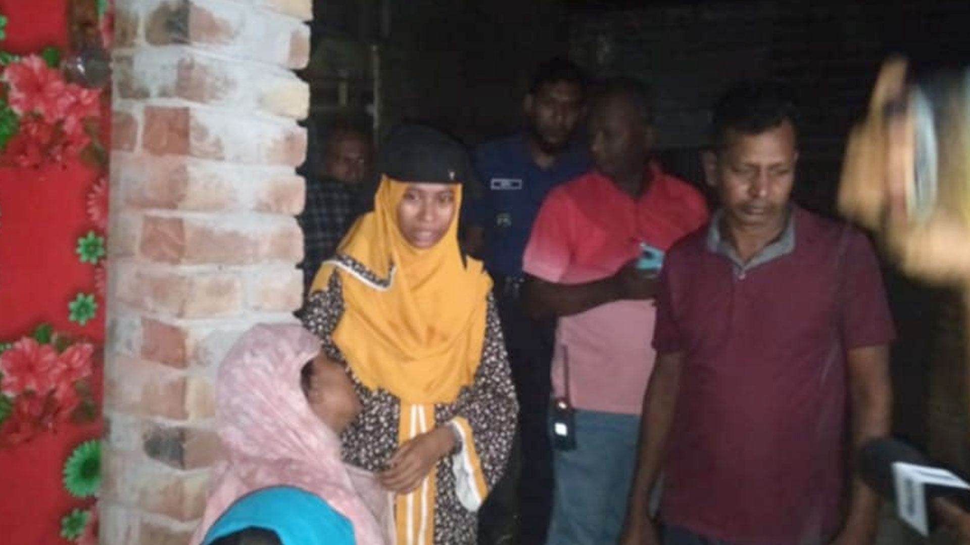 স্ত্রীকে ছুরিকাঘাতে হত্যার পর স্বামীর আত্মহত্যার চেষ্টা, আহত দুই মেয়ে