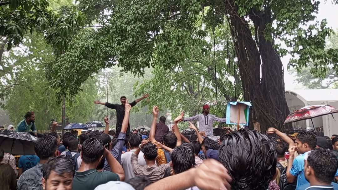 আলোচনা করতে প্রধান উপদেষ্টার বাসভবনে গেলেন জবি উপাচার্য ও প্রতিনিধি দল