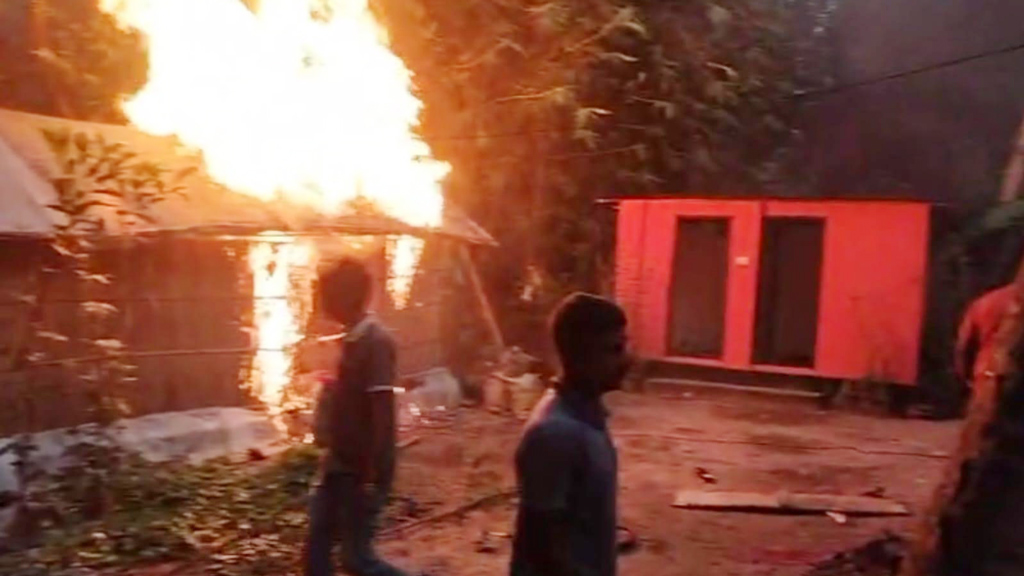 সাম্য হত্যা: মাদারীপুরে আসামির বাড়িতে আগুন