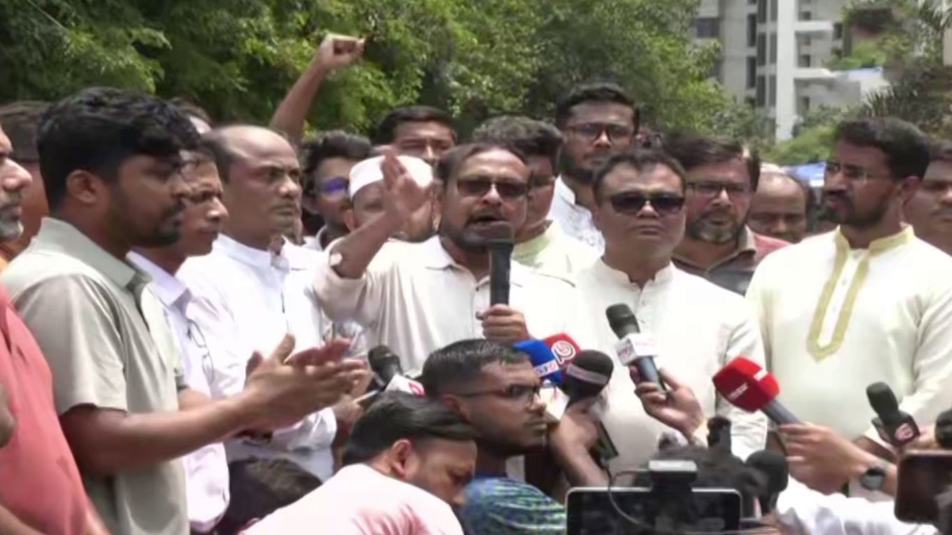 পূর্ণাঙ্গরূপে দাবি না মানলে সড়ক ছাড়বেন না জগন্নাথ শিক্ষার্থীরা