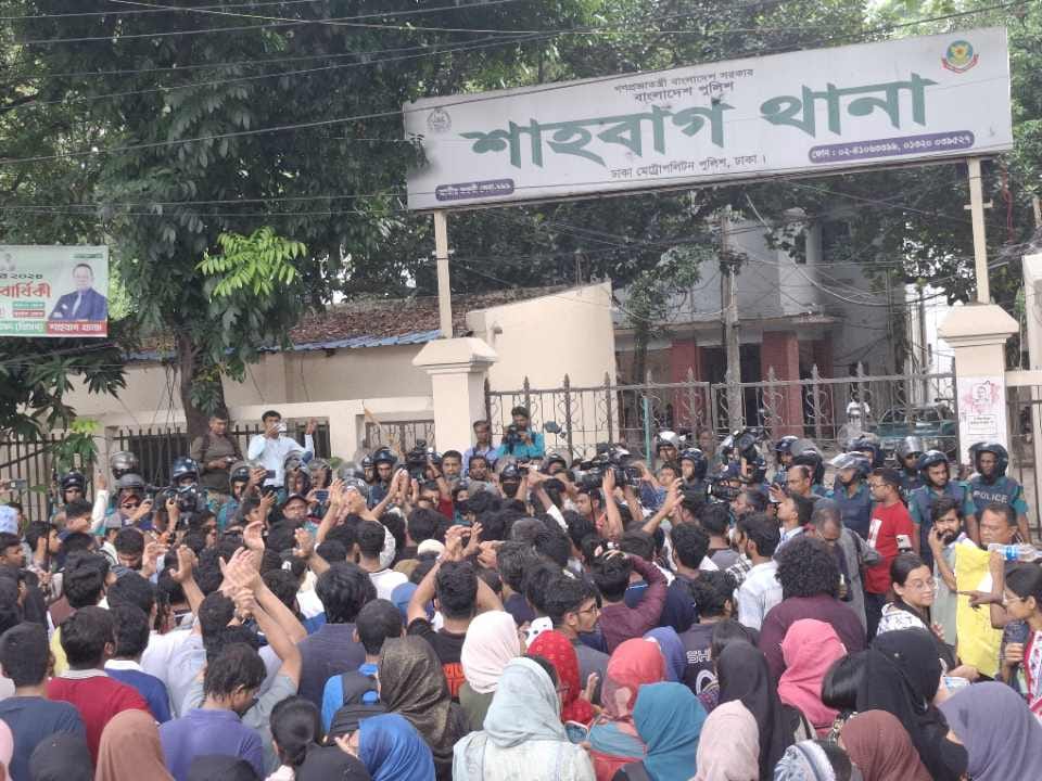 সাম্য হত্যার বিচার দাবিতে শাহবাগ থানা ঘেরাও, ৪৮ ঘণ্টার আলটিমেটাম