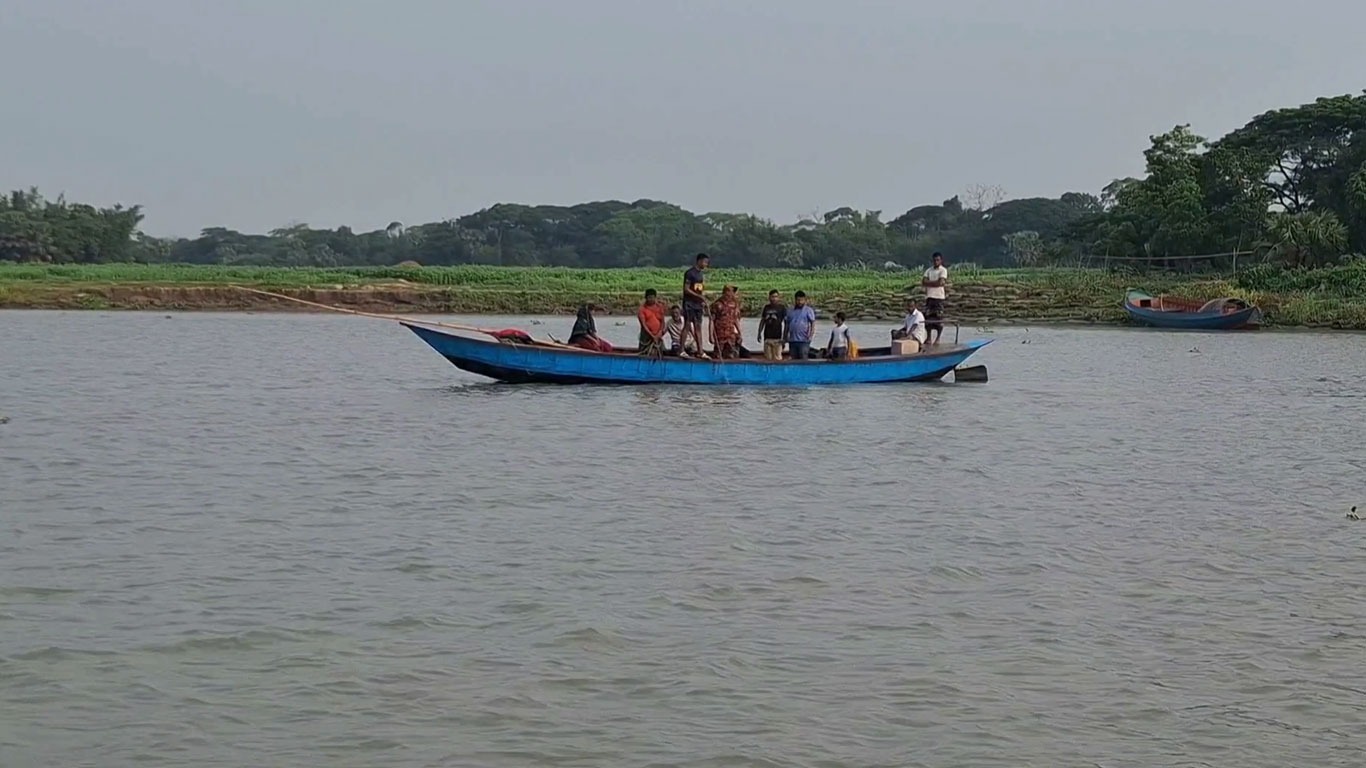 মাদারীপুরে বাল্কহেডের ধাক্কায় পিকনিকের ট্রলারডুবি, যুবক নিখোঁজ
