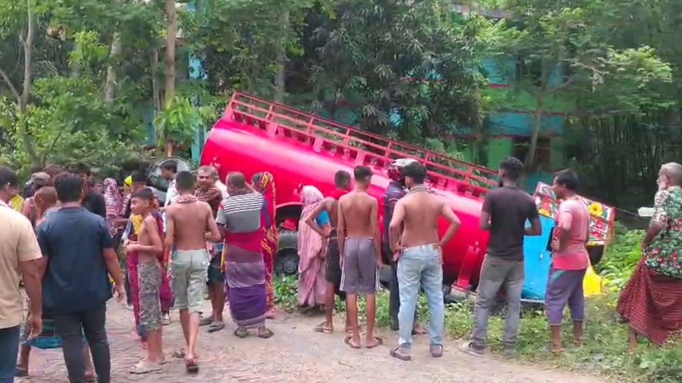 খুলনায় সড়কে ঝরল ৩ প্রাণ