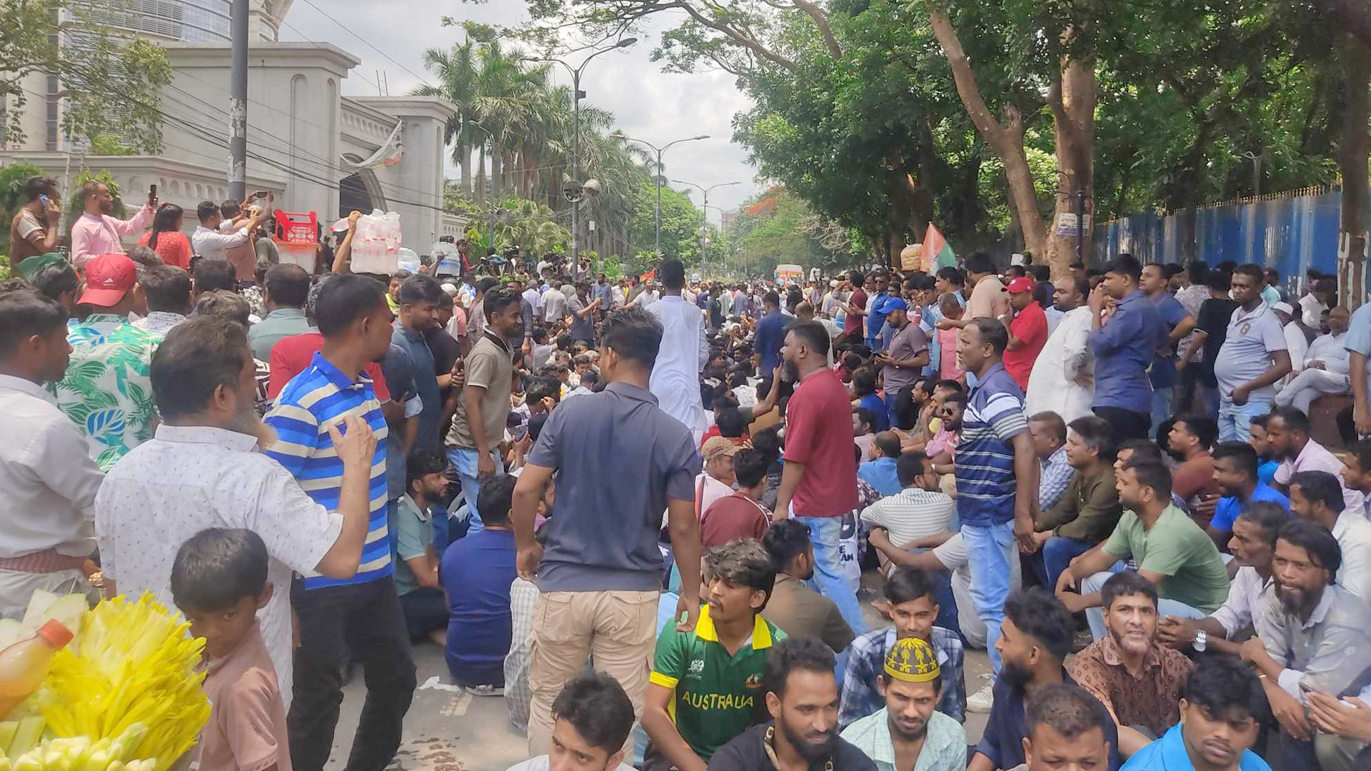 নগর ভবন বন্ধ রেখে ইশরাক সমর্থকদের অবরোধ কর্মসূচি