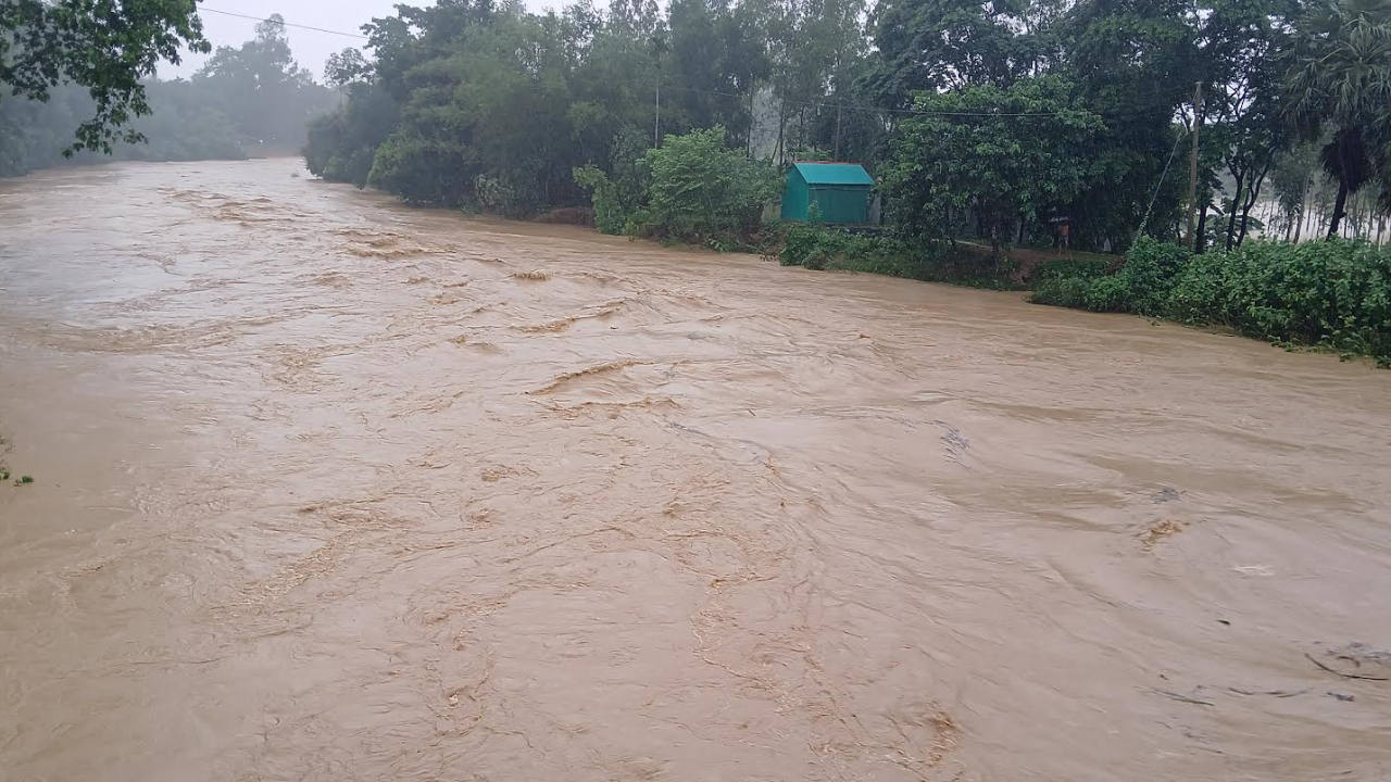 শেরপুরে পাহাড়ি ঢলে বাড়ছে নদীর পানি, বন্যার শঙ্কা