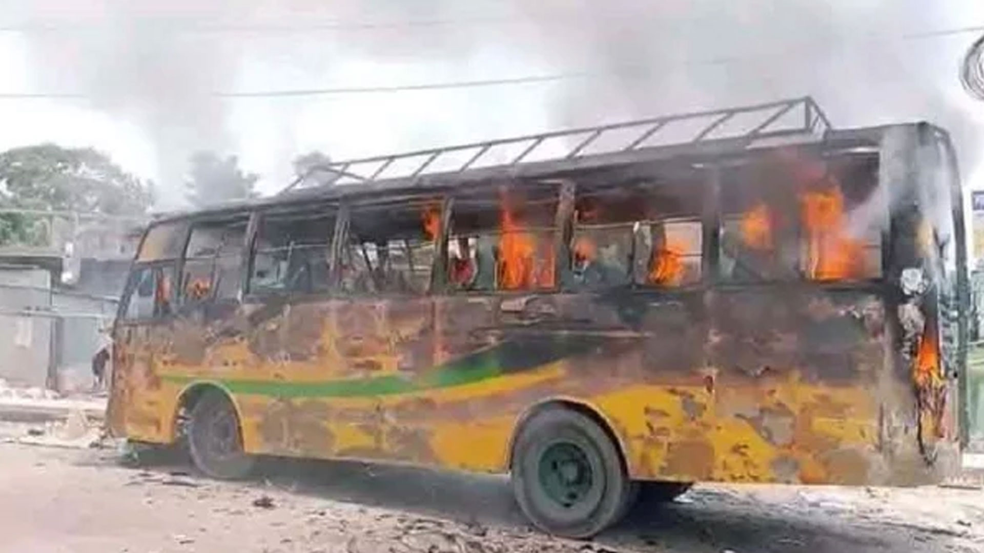 দুর্ঘটনায় প্রাণ গেল মোটরসাইকেল আরোহীর, বাস পোড়াল বিক্ষুব্ধ জনতা