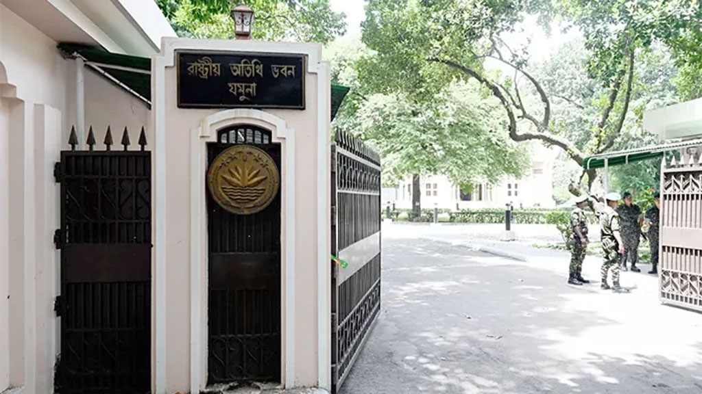 প্রধান উপদেষ্টার সঙ্গে ‘উচ্চপর্যায়ের বৈঠকে’ তিন বাহিনীর প্রধান