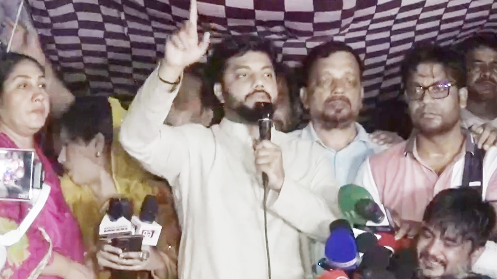 রাজপথ ছাড়ার প্রশ্নই ওঠে না: ইশরাক হোসেন