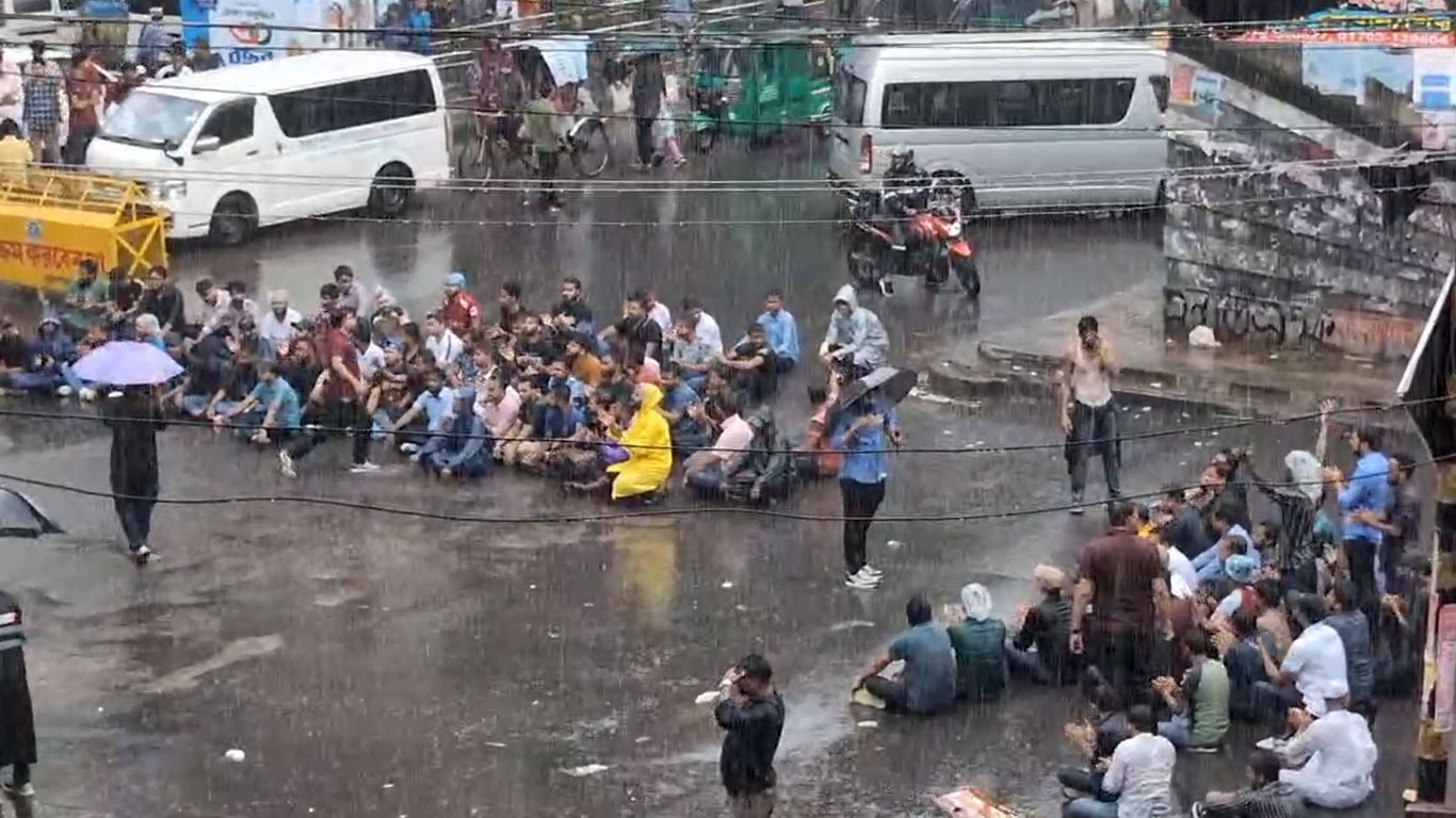 শাহবাগ মোড়ে অবস্থান নিয়েছে ছাত্রদল, যান চলাচল বন্ধ