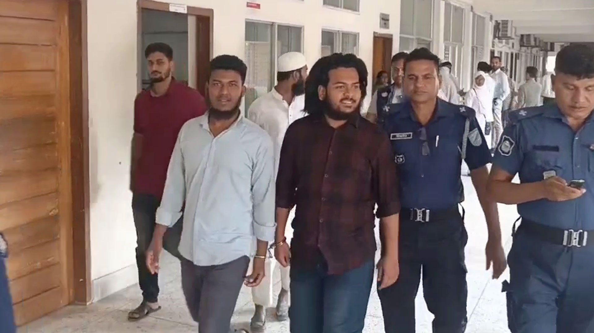 চাঁদাবাজি ও সাইবার নিরাপত্তা মামলায় বৈষম্যবিরোধীর দুই নেতা ২ দিনের রিমান্ডে