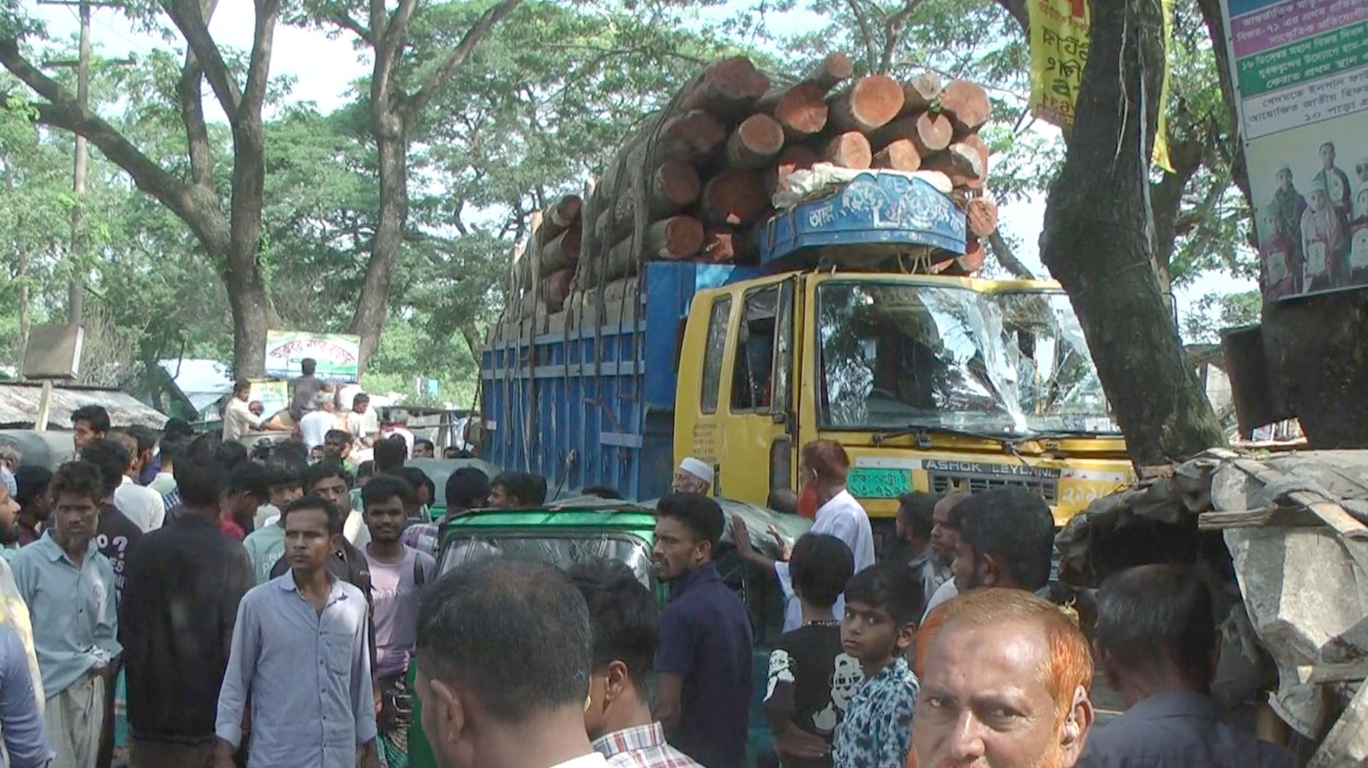 নিয়ন্ত্রণ হারিয়ে বাজারে ঢুকল ট্রাক, প্রাণ গেল ২ ক্রেতার