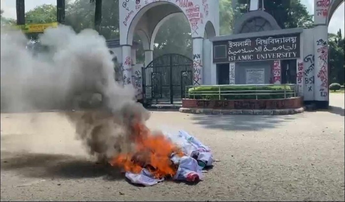 ইবিতে শিক্ষকদের অবাঞ্চিত টানানো বিতর্কিত ব্যানার সরালেন সমন্বয়করা